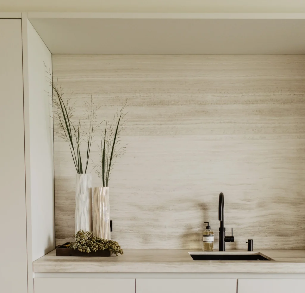 Buitenshowroom van Ecri Living met hoge geribbelde plantenbakken.