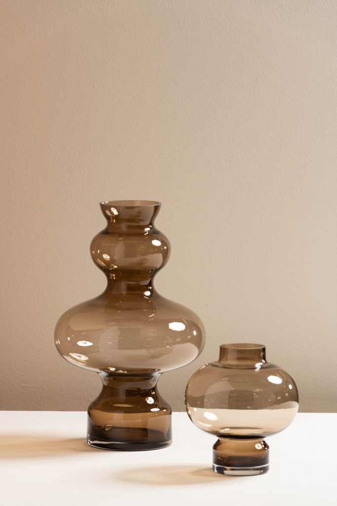 Amberkleurige glazen vazen op crème — MD.nu home decor groothandel.